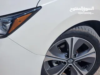  2 2019 Nissan Leaf SL