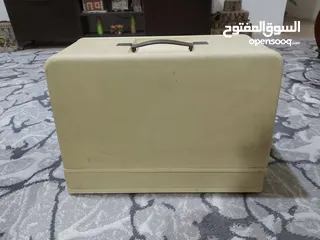  9 ماكنه خياطه سنجر مستعمله + طاولة كوي كبيره الحجم