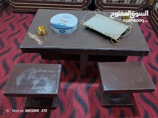  5 متاح طقم كنب 9 مقاعد مع 3 طاولات بحالة جيدة للبيع اقرء الوصف