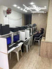  1 17 جهاز كمبيوتر مع شبكتهم مع طاولات للبيع