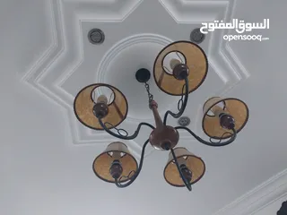  2 بوفيه مميز وطقم طربيزات وثريا وشاشة 42 هيتاشي بحالة الجديد بسعر مغري