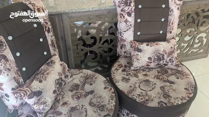 2 طقم غرفة معيشة بحالة جيدة مع طقم الطاولات الموضح بالصورة