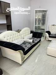  4 طقم كنب مع طاولة وسط وبترينا وطاولة سفرة ومزنون