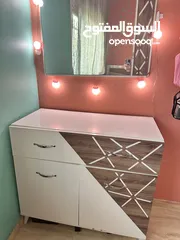  4 تحت مجوز 200*180 مع فرشة طبية مع 2 كومادينا وتواليت مع جرار وخزانة تحته ومرآة