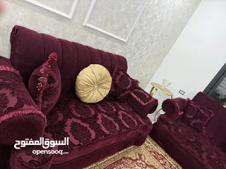  2 طقم كنب 9 مقاعد لون خمري مع سجادة بحالة ممتازة