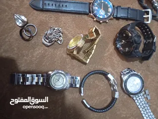  1 ساعات للبيع شغال كله فقط بطاريات السودا شغاله اكيد مع بطاريه الفضيه مفكوكه فقط و القطع معاها