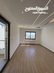  18 شقة مميزة اخير مع روف في اجمل مناطق قرية النخيل اجمل تشطيب واطلالة رائعة 240 داخلي و 90 تراس خارجي