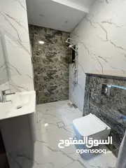  8 ارضية مع ترس في طريق المطار قرب كلية لومينوس بتشطيب فندقي