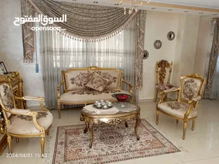  4 طقم كنب زان حفر  5 مقاعد مع طاولة وسط للبيع بحالة الجديد وارد ابو ظبي ((استعمال 6 شهور))على