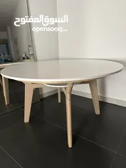  1 طاولة طعام بيضاء و خشب من أبيات مستعملة 6 أشخاص White & wood dining table 6 seats top condition