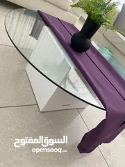  1 طاولة وسط زجاج سيكوريت قاعدة ابيض