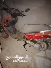  1 سكوتر مكنة طلقة بس بدو بطارية واقف لي 3 شهور