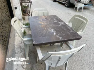  9 اربع طاولات بنية بلاستيك 2 بحالة ممتازة و2 يوجد كسر بسيط 11 كرس بني 4 كرسي سكني مع 4 طرابيزات  بحالة