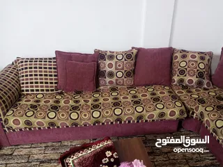  1 طقم كنب خليجي مستعمل ارضيه خشب يغطي غرفه 4*4