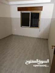  11 شقه شبه ارضيه 153م مع تراس للبيع على شارع البترا مقابل اربد مول غراند وكازيه الرجوب