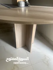  4 طاولةً طعام خشب قوي