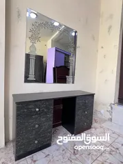  15 غرفة نوم ماستر بحالة ممتازة  تفصيل خشب لامنيت ملبس من داخل والخارج ،  تتكون من خزانة 6ابواب وتخت