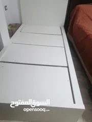  5 تخت من ايكيا لون ابيض  للبيع بسعر مغري