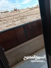  5 شقه 100 متر طابق اول 3 غرف نوم وصالون كبير وحمامين ومطبخ راكب وبرنده ويوجد اصنصيل وكراج عماره موجوده