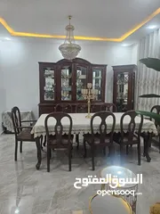  3 طقم جلوس + طاولة سفره مع كراسي للبيع    طبربور