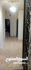  5 للايجار شقه غرفتين نوم صالون مطبخ نظيف حمامين طابق فوق الارضي وبلكونه منطقه مخدومه جدا ومهويه مشمسه