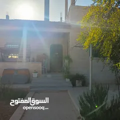  1 بيت طابقين في منطقه هادئه و مخدومه للبيع