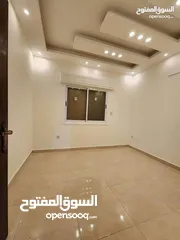  4 شقه جديده طابقيه لها مدخلين وغرفه علي السطح اطلاله بحريه