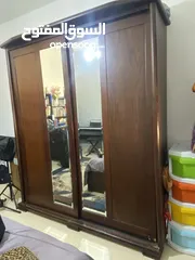  1 غرفة نوم كاملة خشب طبيعي بحالة ممتازة – سعر مميز قابل للتفاوض  خشب زان وخزانة مع مرايا رفوف وتعليق