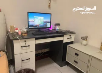  1 مكتب دراسة وعمل عصري – تصميم ذكي ومساحة عملية   تصميم عصري بلون هادئ يناسب كل الديكورات الح