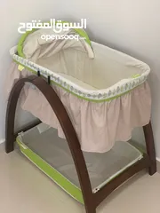  1 سرير أطفال خشبي وقوي