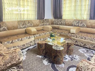  3 مجلس غرفة ضيوف نادر الاستعمال  3.5×3.5 7 مقاعد مجوز و 3 زوايا و اربع مساند مع طاولة و 4 طربيزات