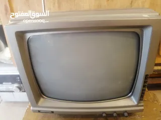  14 تلفزيون ساده قديم جداً