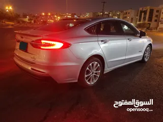  2 Ford Fusion SE 2019