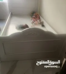  2 سرير مفرد قياس 100×200 لون أبيض بحال الجديد