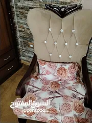  8 طقم كنبايات للبيع منظره فخم وحلو ونظيف بحال الوكاله ومريح بالجلوس مع طربيزات النص
