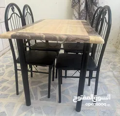  4 طاولة بسطح ستانليس ستيل مع 4 كراسي حديد – بحالة جيدة!