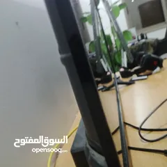  3 شاشه جي غارد مستعمل لا يوحد فيها ولا ضرر الشاشه ليست ذكيه