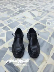  1 حذاء اسود ( لمن يهتم باناقته )