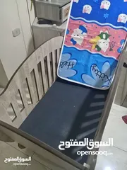  1 تخت بيبي أطفال خشب  لغاية عمر 3 سنين وممكن أكثر شوي استخدام يوم واحد بحال الجديد مع فرشتو خشبو ثقيل