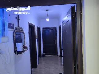  15 شقه مدخل مستقل مرتفعه 7 درجات عن الشارع مساحة الشقه 178 م2 عمر البناء 8 سنوات شماليه غربيه جنوبيه بس