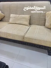  1 طقم كنب تفصيل ثقيل وطاولة وسط و2 جانبية  للبيع