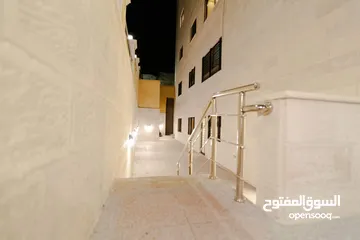  25 شقة للبيع طابق اول مساحة 215متر في المدينة الرياضية ضاحية الرشيد خلف مختار مول بلقرب من مجمع الروضة.