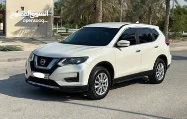  1 Nissan xtrail 2.5 model 2018 neat and clean car