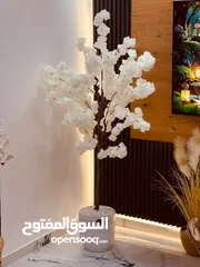  3 شجرة لوز اصطناعية فاخرة 175 سم – أوراق وزهر طبيعي الملمس + قاعدة بورسلان وحصى أبيض – ديكور راقي