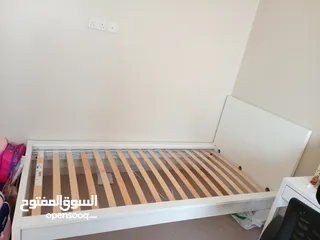  1 عااااجل سرير خشب ابيض مفرد للبيع