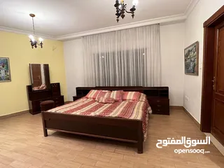  1 ‏غرفة نوم خشب تشري ‏مكونة من سرير مزدوج ‫+ توليت مع بمعناه  + خزانة 6 درف  مع امرأة بلجيكية