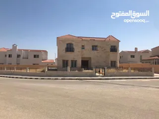  1 فيلا نموذج (4) خاص في كمباوند الاندلسية والفيلا مميزة جداً لانها (4) خاص للبيع بسعر مُغري جداً