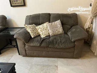  3 كنب مستعمل وقوي جداً  لكن لونه يحتاج الى تجديد وقابل رؤيته بالحقيقة قبل الشراء للتأكد