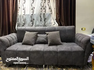 1 طقم كنب 7 مقاعد مع وسائدهم مستعمل بحالة ممتازة للبيع بسعر مغري