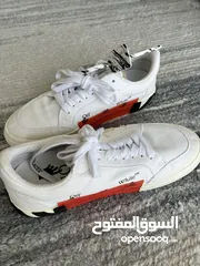  1 Off-white Low vulcranized sneakers Real from Bloomingdale’s with authentication used 1 time